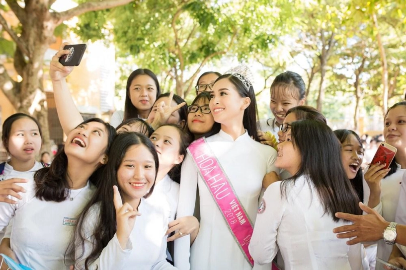 Dù lịch trình dày đặc hoa hậu tiểu vy vẫn chăm chỉ diện áo dài thướt tha - 6