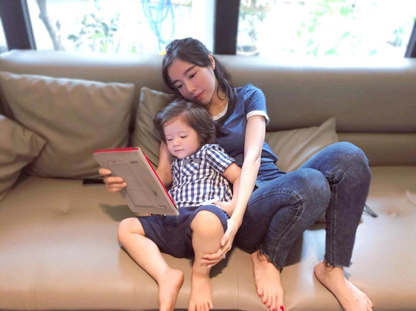 Elly trần ở nhà ăn mặc kiệm vải đến sự kiện diện kín đáo vẫn không thôi quyến rũ - 1