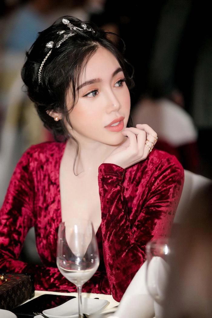 Elly trần ở nhà ăn mặc kiệm vải đến sự kiện diện kín đáo vẫn không thôi quyến rũ - 4