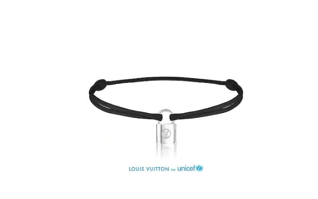 Fans đau đầu vì chiếc vòng nhỏ xíu trên tay sơn tùng mtp và đây là ý nghĩa của nó - 2