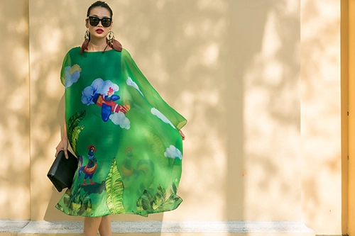 Fashionista sài gòn du xuân với váy áo họa tiết gà trống - 2