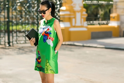 Fashionista sài gòn du xuân với váy áo họa tiết gà trống - 10