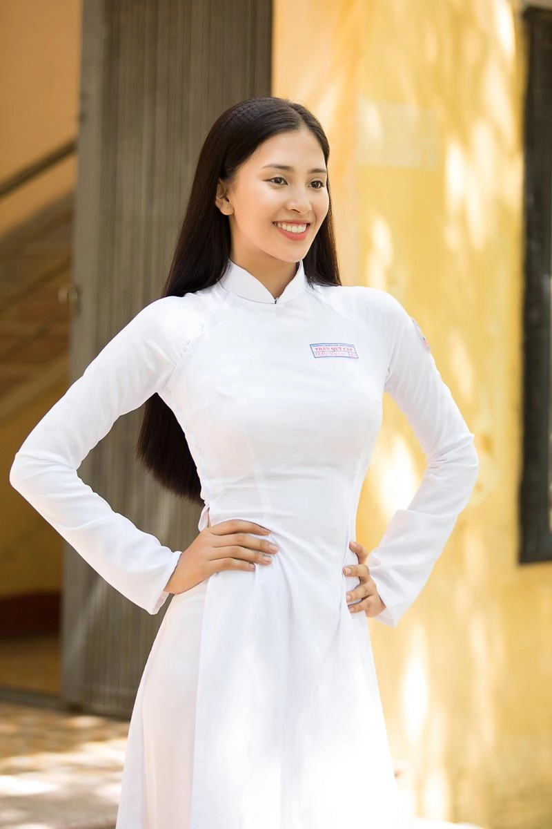 Giày thể thao phối áo dài câu người đẹp mặc không giống ai cũng vẫn đẹp chính là tiểu vy - 1