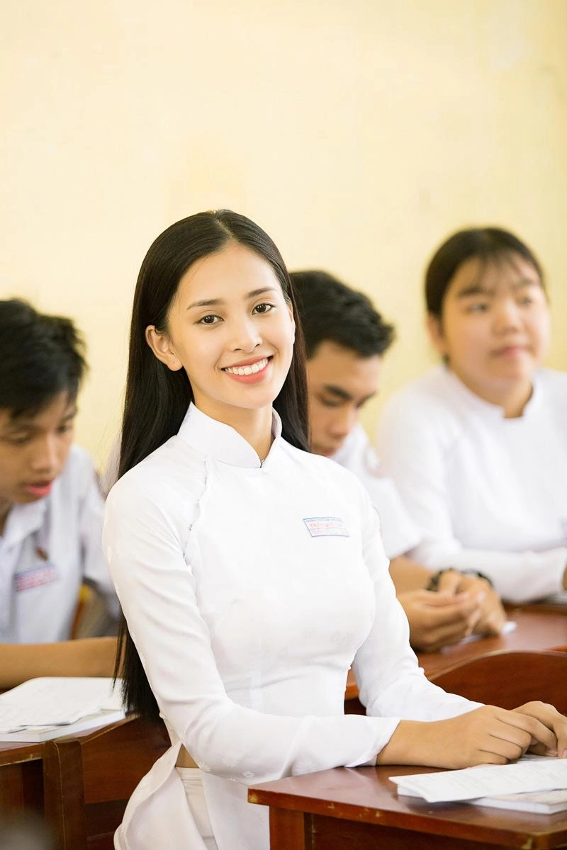 Giày thể thao phối áo dài câu người đẹp mặc không giống ai cũng vẫn đẹp chính là tiểu vy - 4