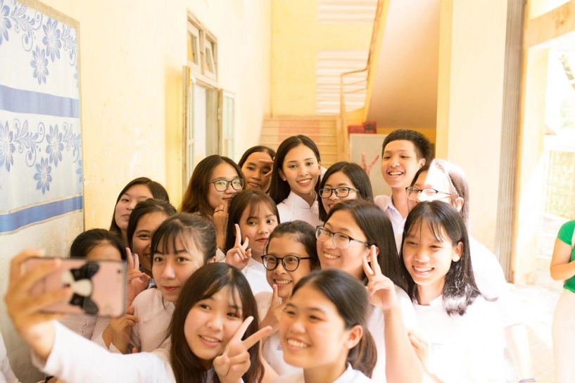 Giày thể thao phối áo dài câu người đẹp mặc không giống ai cũng vẫn đẹp chính là tiểu vy - 7