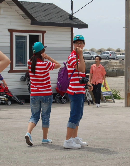 Giới trẻ hàn quốc sốt thời trang đôi - 6