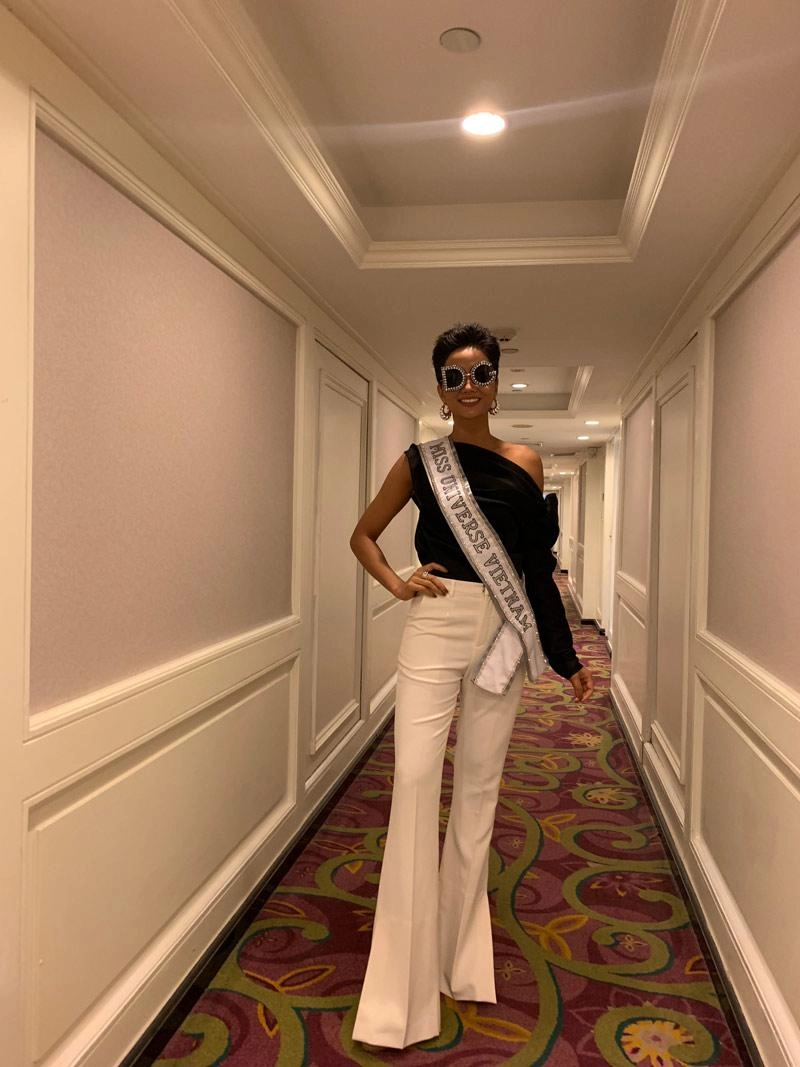 H hen niê ăn mặc đẹp chặt chém dàn thí sinh miss universe 2018 không thương tiếc - 2