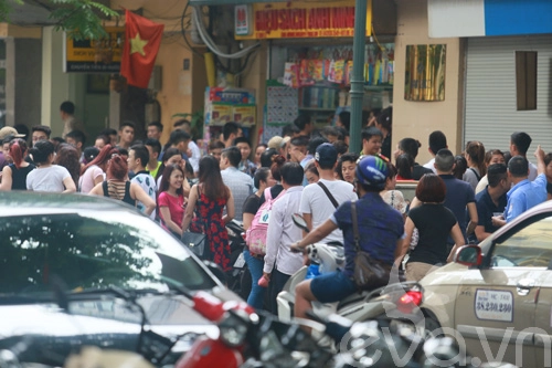 Hà nội tắc đường vì người dân đổ xô mua hàng hiệu trốn thuế - 2