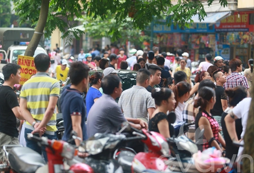 Hà nội tắc đường vì người dân đổ xô mua hàng hiệu trốn thuế - 3