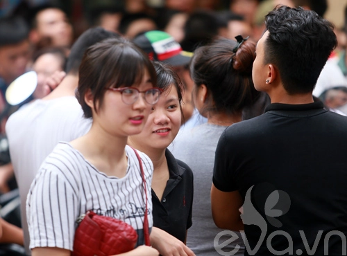 Hà nội tắc đường vì người dân đổ xô mua hàng hiệu trốn thuế - 4