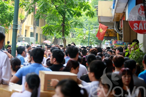 Hà nội tắc đường vì người dân đổ xô mua hàng hiệu trốn thuế - 6