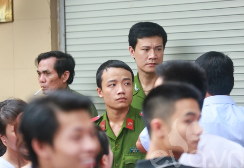 Hà nội tắc đường vì người dân đổ xô mua hàng hiệu trốn thuế - 9