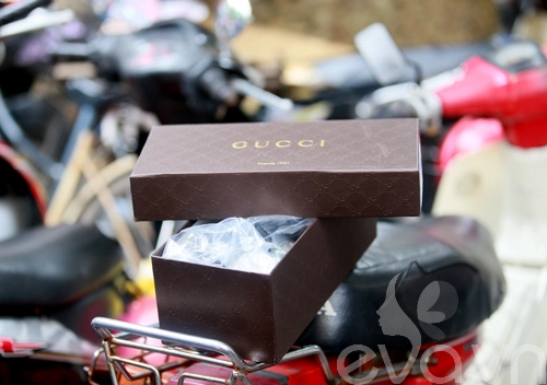Hà nội tắc đường vì người dân đổ xô mua hàng hiệu trốn thuế - 12