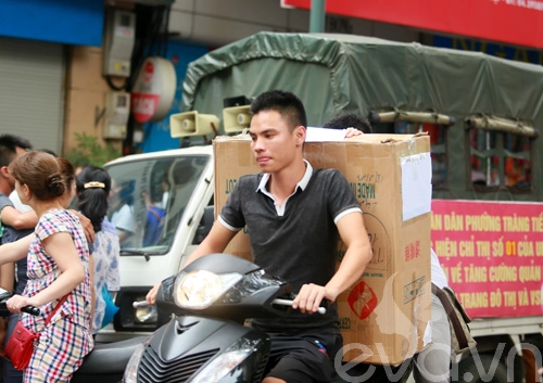Hà nội tắc đường vì người dân đổ xô mua hàng hiệu trốn thuế - 14