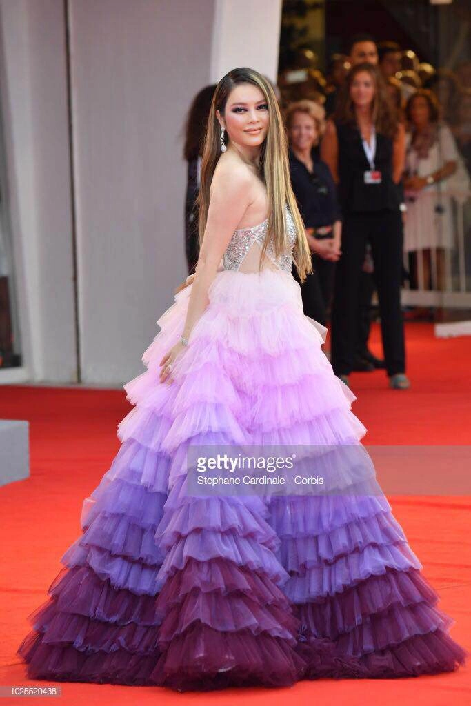 Hết cannes lý nhã kỳ lại càn quét thảm đỏ venice với váy tím mộng mơ và giày siêu cao - 1