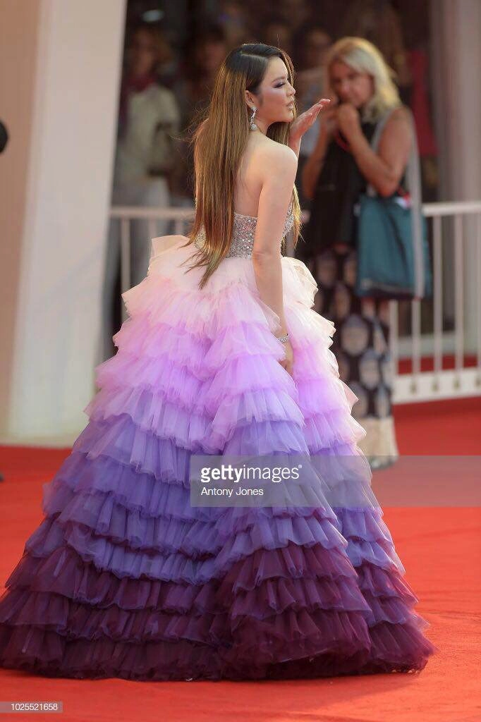 Hết cannes lý nhã kỳ lại càn quét thảm đỏ venice với váy tím mộng mơ và giày siêu cao - 2
