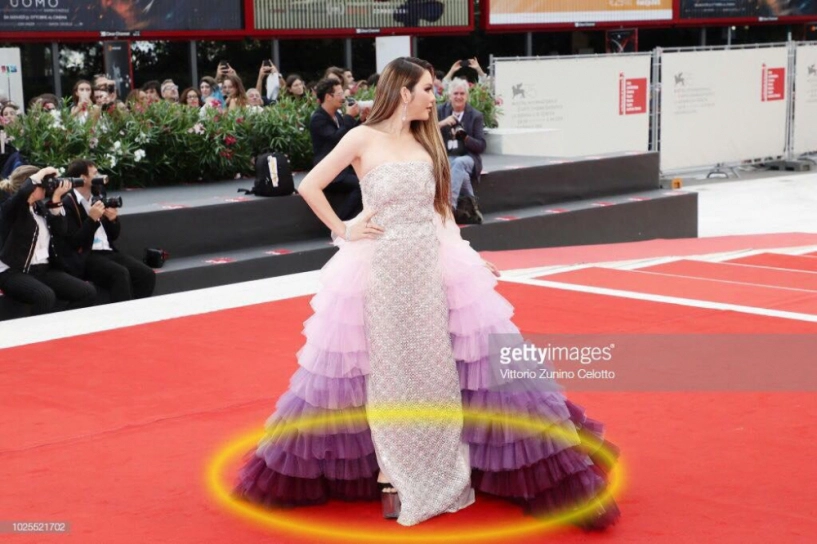 Hết cannes lý nhã kỳ lại càn quét thảm đỏ venice với váy tím mộng mơ và giày siêu cao - 3