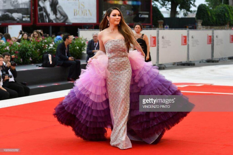 Hết cannes lý nhã kỳ lại càn quét thảm đỏ venice với váy tím mộng mơ và giày siêu cao - 7