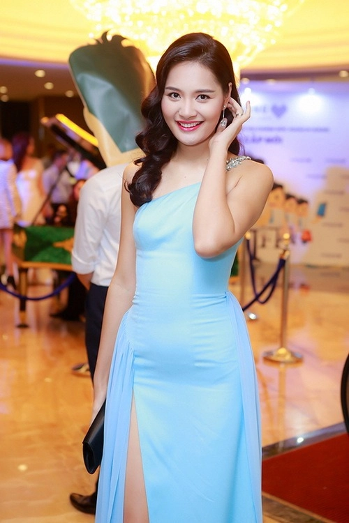 Hh hương giang mặc váy xẻ khoe chân dài bất tận - 3