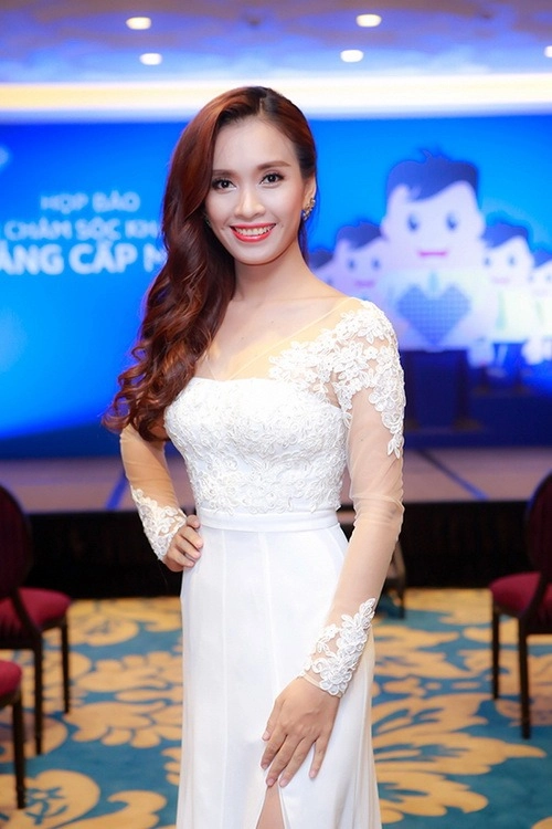 Hh hương giang mặc váy xẻ khoe chân dài bất tận - 14