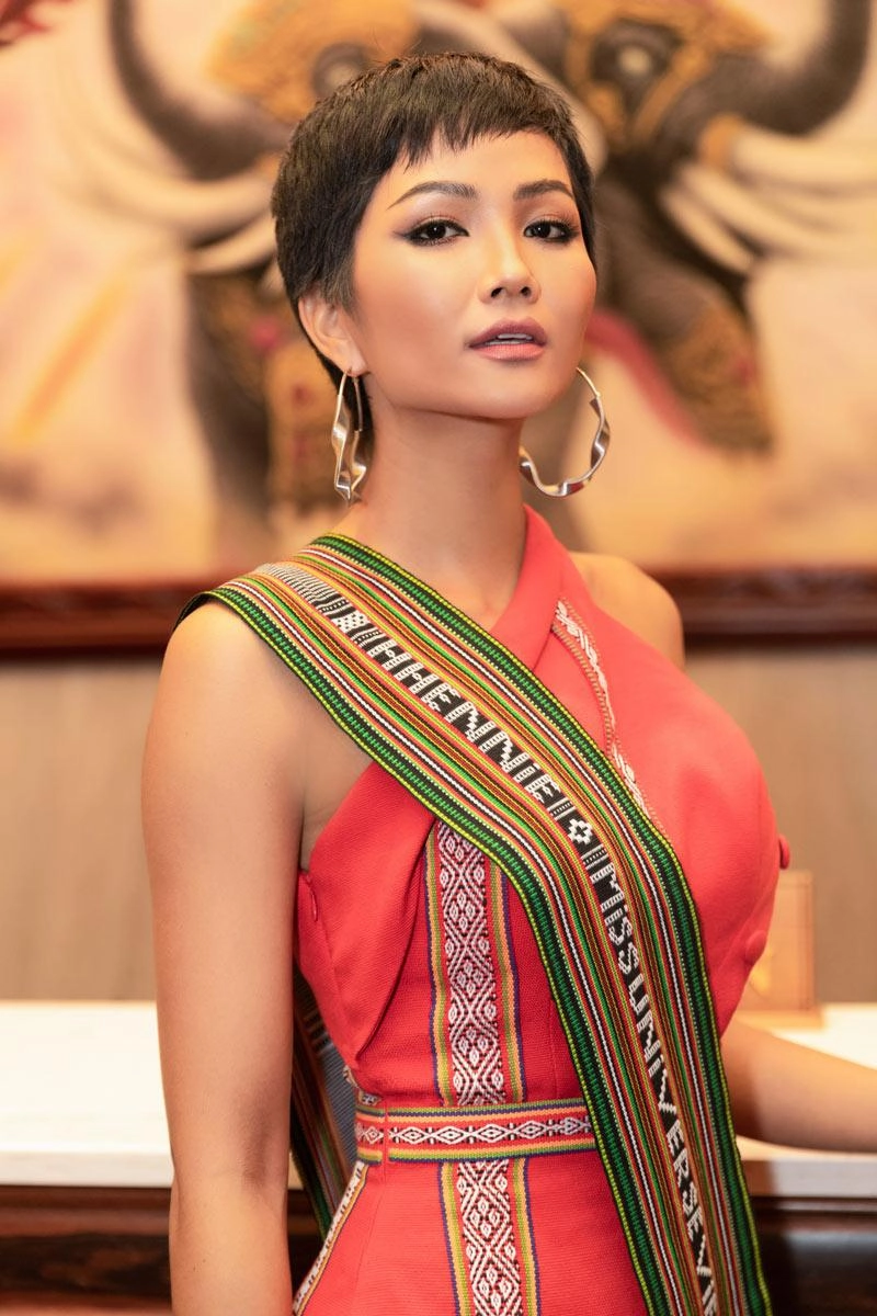 Hhen niê về thăm buôn làng sau 1 năm mang vương miện về cho quê hương ê đê - 4