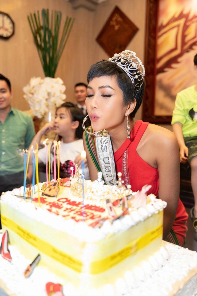 Hhen niê về thăm buôn làng sau 1 năm mang vương miện về cho quê hương ê đê - 5
