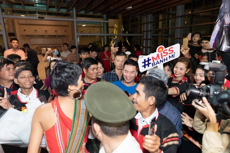 Hhen niê về thăm buôn làng sau 1 năm mang vương miện về cho quê hương ê đê - 10