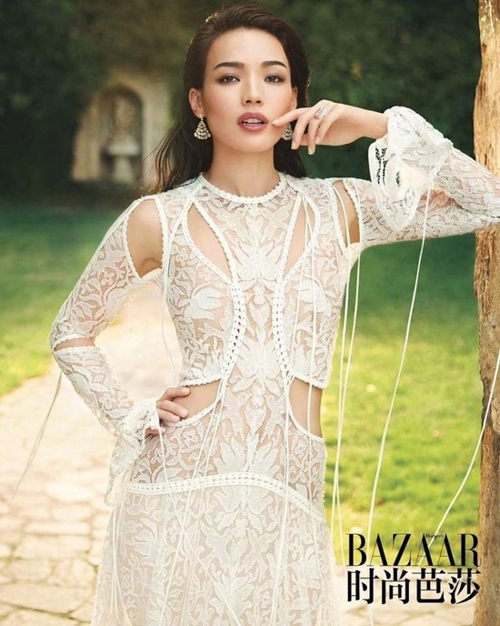 Hiếm có ngôi sao nào ngực lép mà chịu khó khoe như thư kỳ - 14