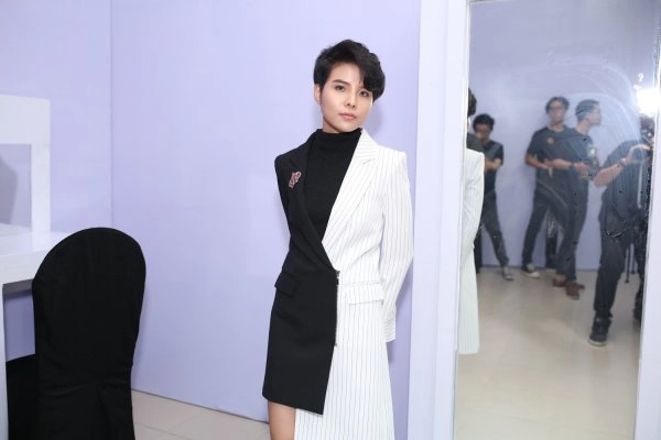 Hình ảnh khó tin vũ cát tường mặc váy nữ tính hết phần người khác - 1