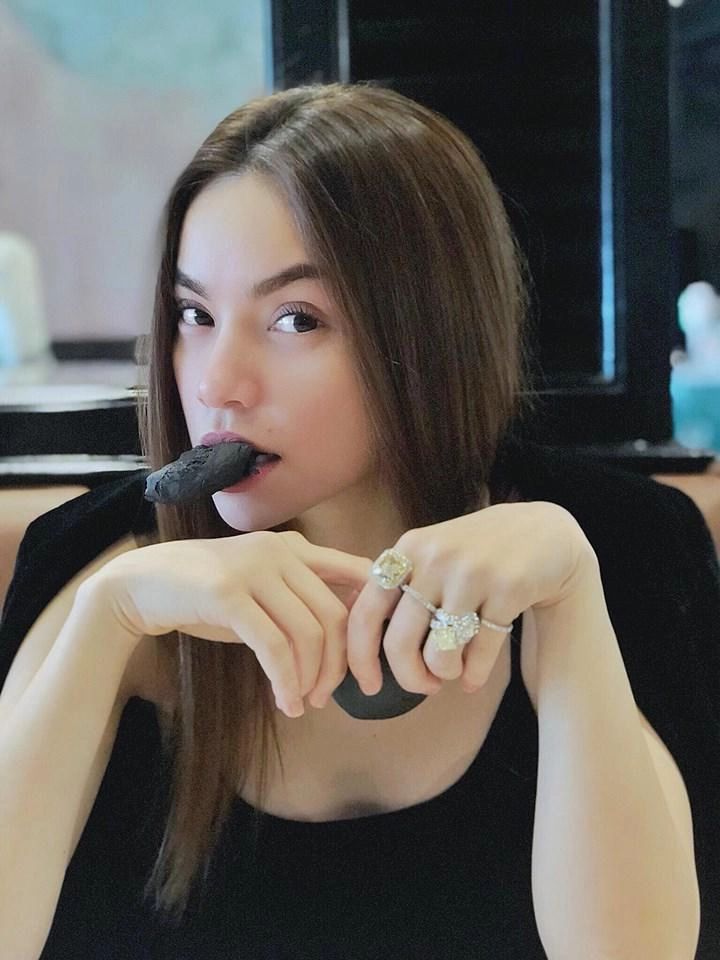 Hồ ngọc hà ăn bánh vẫn khoe khéo cùng lúc 4 chiếc nhẫn kim cương lấp lánh - 1