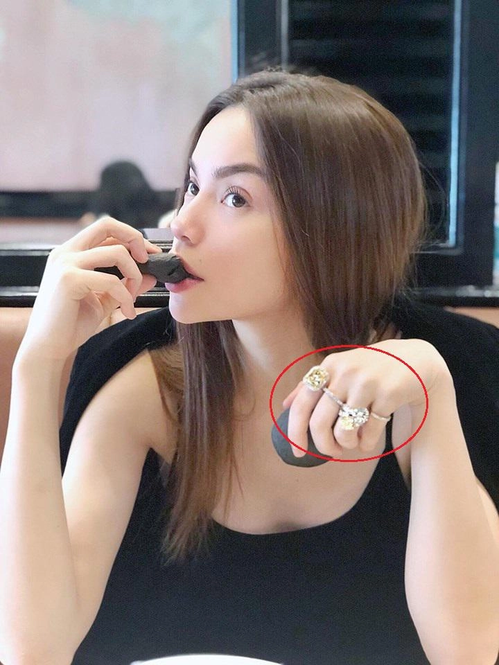Hồ ngọc hà ăn bánh vẫn khoe khéo cùng lúc 4 chiếc nhẫn kim cương lấp lánh - 2