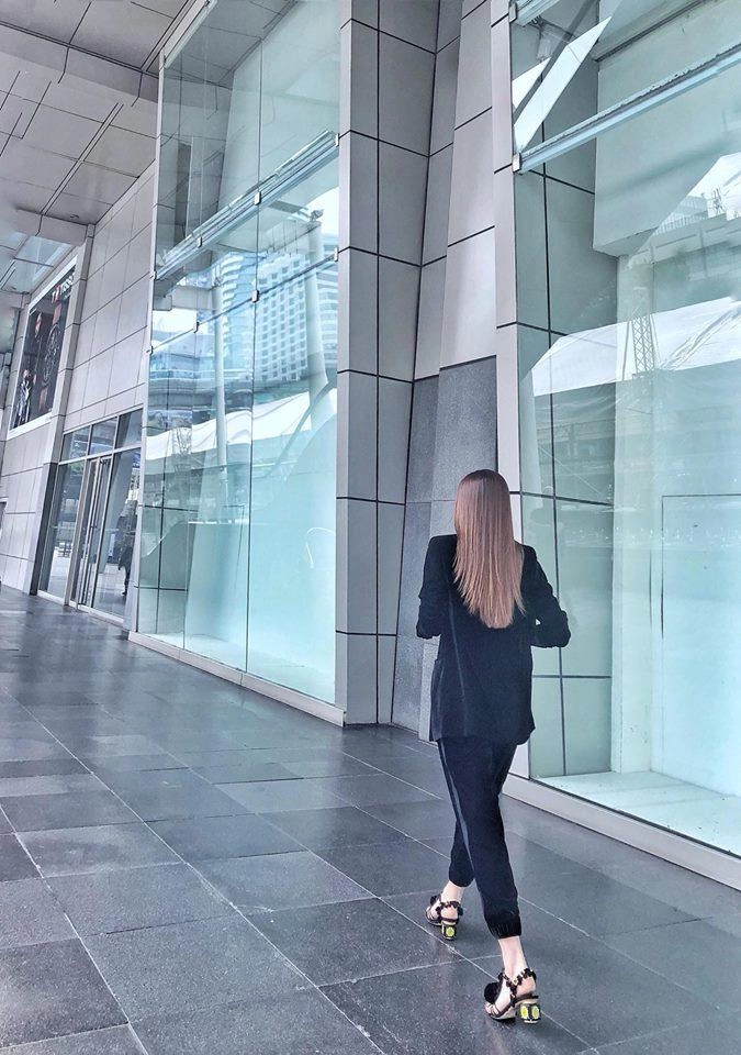 Hồ ngọc hà ăn bánh vẫn khoe khéo cùng lúc 4 chiếc nhẫn kim cương lấp lánh - 4