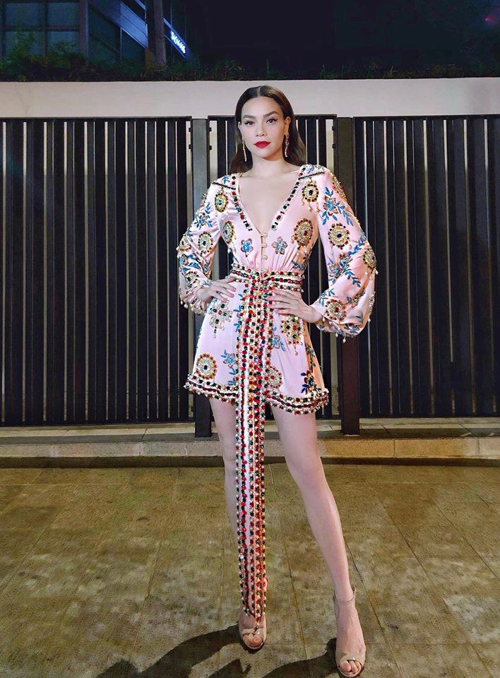 Hồ ngọc hà diện áo ngủ đính kết quyến rũ sánh đôi bên kim lý - 2