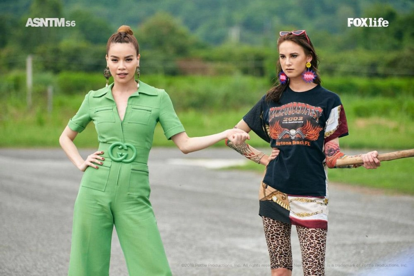 Hồ ngọc hà diện váy khoét ngực bắn tiếng anh như gió trên ghế giám khảo next top châu á - 11