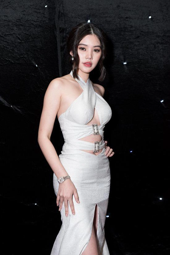 Hoa hâu con nha giau jolie nguyên măc trang phuc thach thưc ngươi nhin - 2