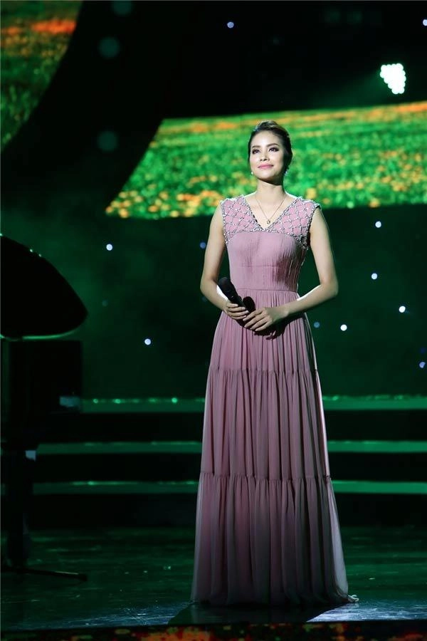 Hoa hậu cuồng màu hồng đâu chỉ có tiểu vy phạm hương cũng có cả núi đồ - 9