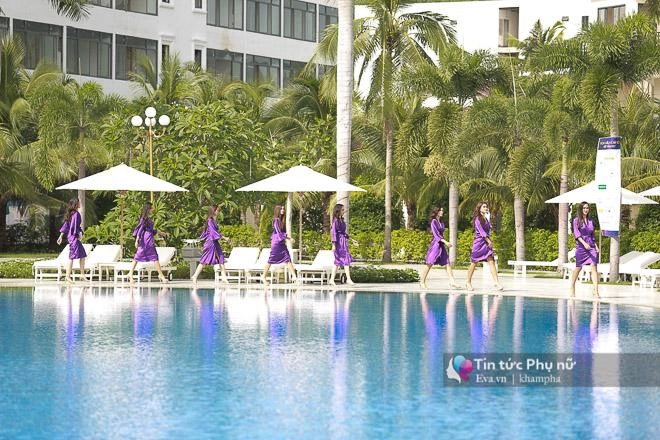 Hoa hậu hoàn vũ để thí sinh diện áo choàng đầy nếp nhăn vô cùng kém sang - 1