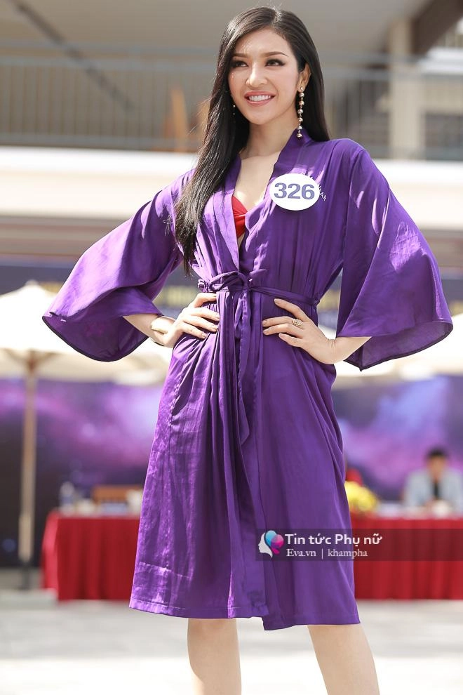 Hoa hậu hoàn vũ để thí sinh diện áo choàng đầy nếp nhăn vô cùng kém sang - 3
