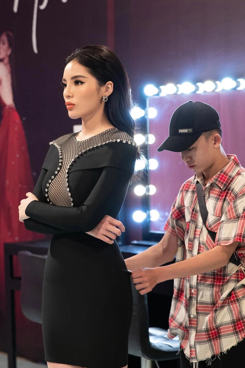 Hoa hậu kỳ duyên chi hàng tỷ đồng để mua trang phục ngồi ghế nóng siêu mẫu việt nam - 7