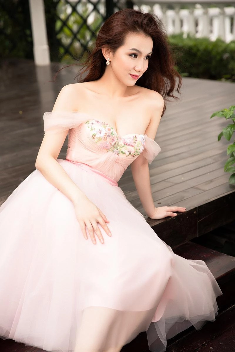 Hoa hậu thùy lâm khoe vòng 1 căng tràn sức sống với váy trễ vai - 2