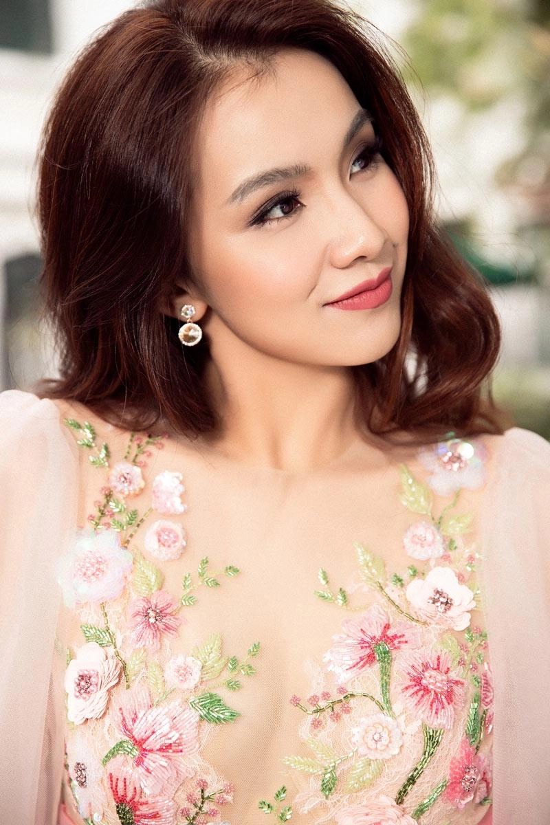 Hoa hậu thùy lâm khoe vòng 1 căng tràn sức sống với váy trễ vai - 4
