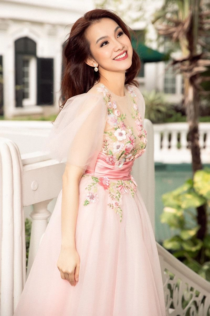 Hoa hậu thùy lâm khoe vòng 1 căng tràn sức sống với váy trễ vai - 5