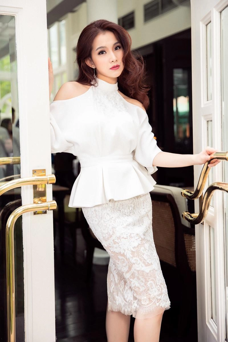 Hoa hậu thùy lâm khoe vòng 1 căng tràn sức sống với váy trễ vai - 8