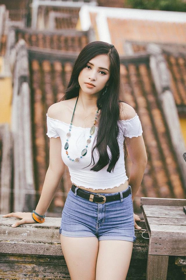 Hoa hậu tiểu vy gợi cảm ở tuổi 18 với mốt giấu quần crop top hờ hững vòng 1 - 8