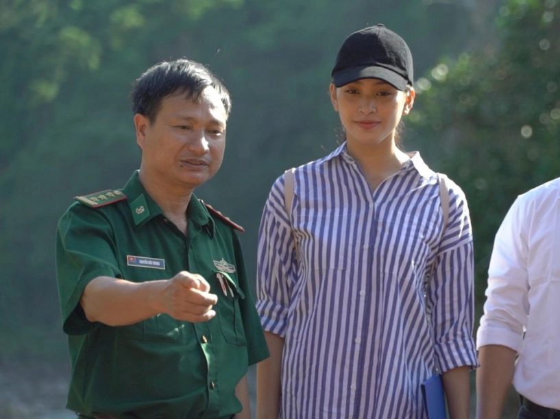 Hoa hậu tiểu vy mang giày bộ đội 70k đi cuốc đất làm từ thiện - 1