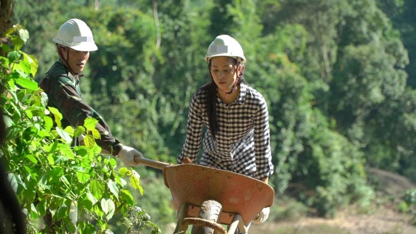 Hoa hậu tiểu vy mang giày bộ đội 70k đi cuốc đất làm từ thiện - 3