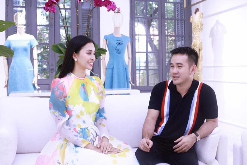 Hoa hậu tiểu vy mang giày bộ đội 70k đi cuốc đất làm từ thiện - 7