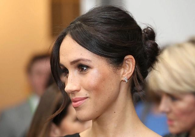 Hoá ra đây là lí do khiến công nương meghan mãi trung thành với tóc búi thấp - 2