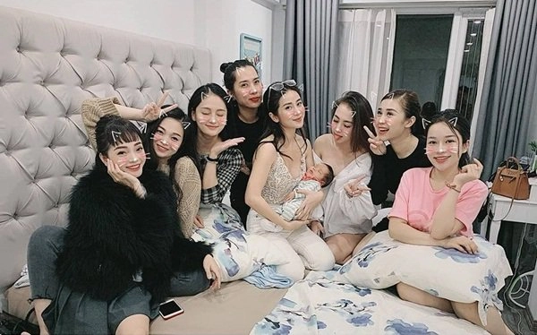 Hội bạn thân hotgirl cùng lấy chồng cùng sinh con ngày ấy giờ ai cũng bỉm sữa sang chảnh - 9