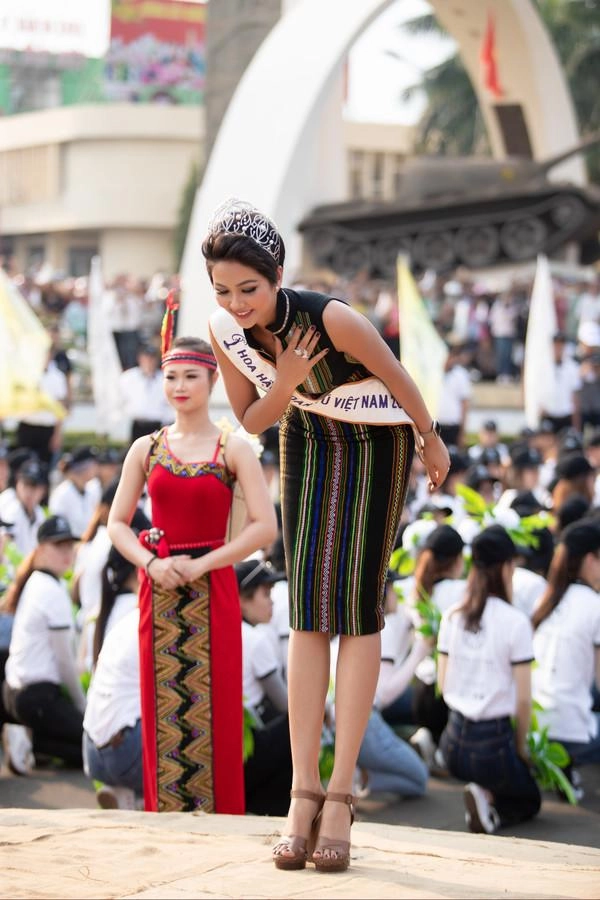 Hơn cả tắc kè hoa hhen niê gây lóa mắt khi thay đổi trang phục liên tục trong 1 ngày - 6